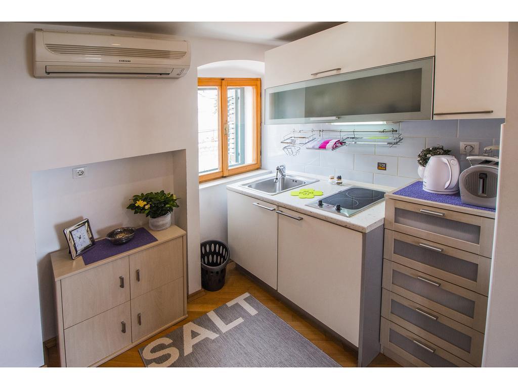 Sunny Promenade Studio Split Room photo